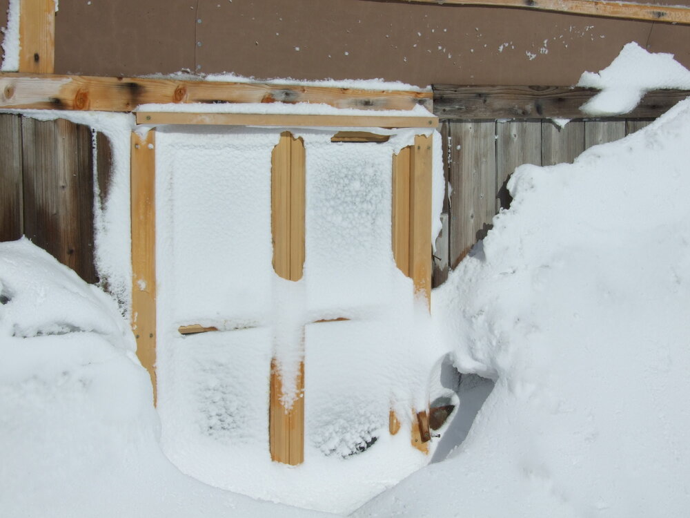 Snow build-up on Shackleton's 'Nimrod' hut (005)