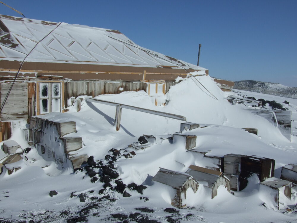 Snow build-up on Shackleton's 'Nimrod' hut (007)