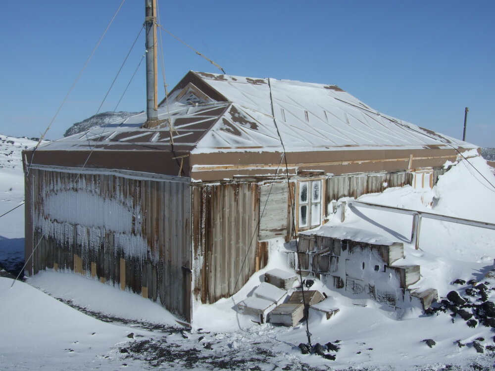 Snow build-up on Shackleton's 'Nimrod' hut (008)