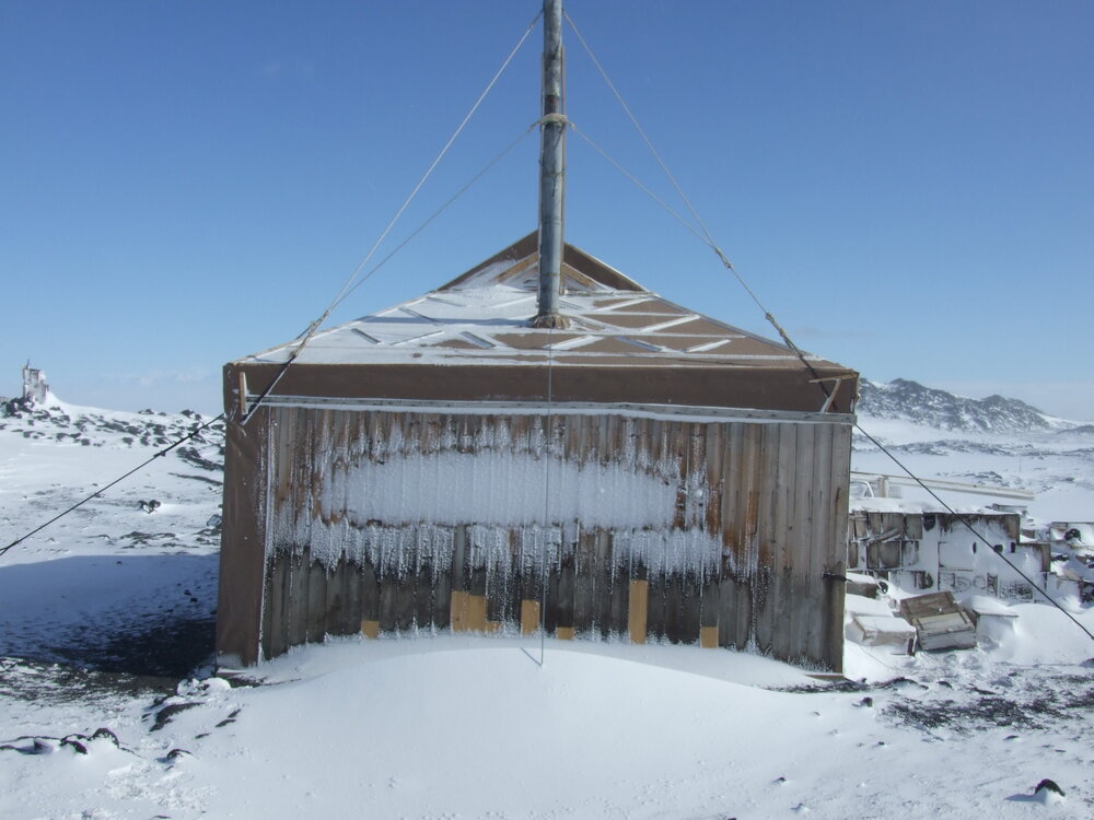Snow build-up on Shackleton's 'Nimrod' hut (010)