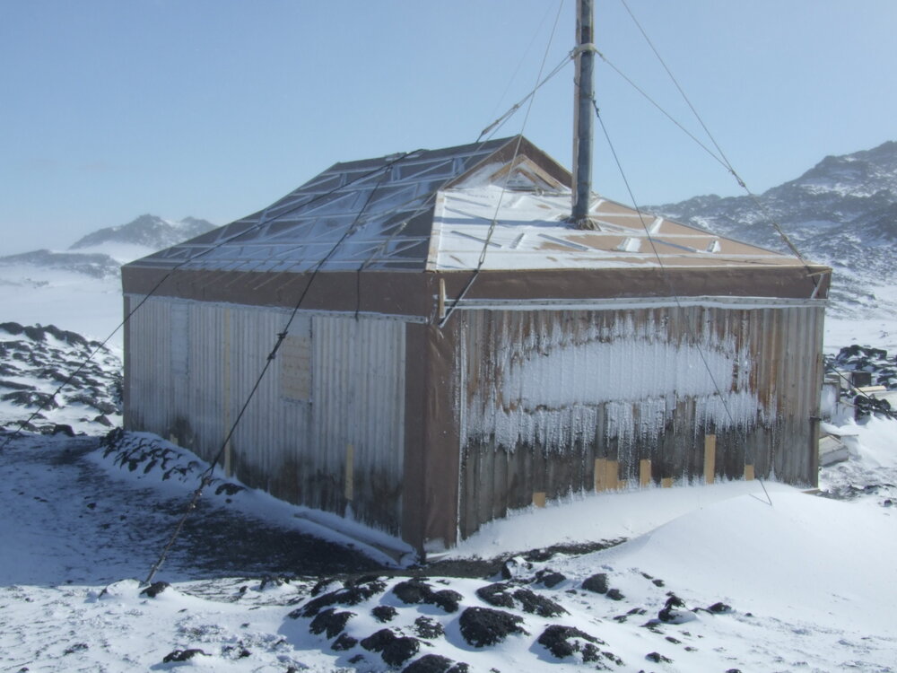 Snow build-up on Shackleton's 'Nimrod' hut (011)