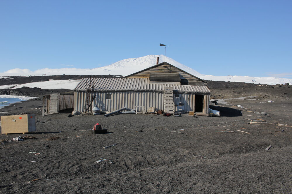 2021-22 Scott's 'Terra Nova' hut inspection, exterior (002)