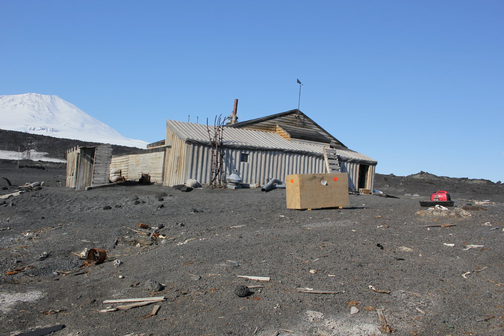2021-22 Scott's 'Terra Nova' hut inspection, exterior (003)