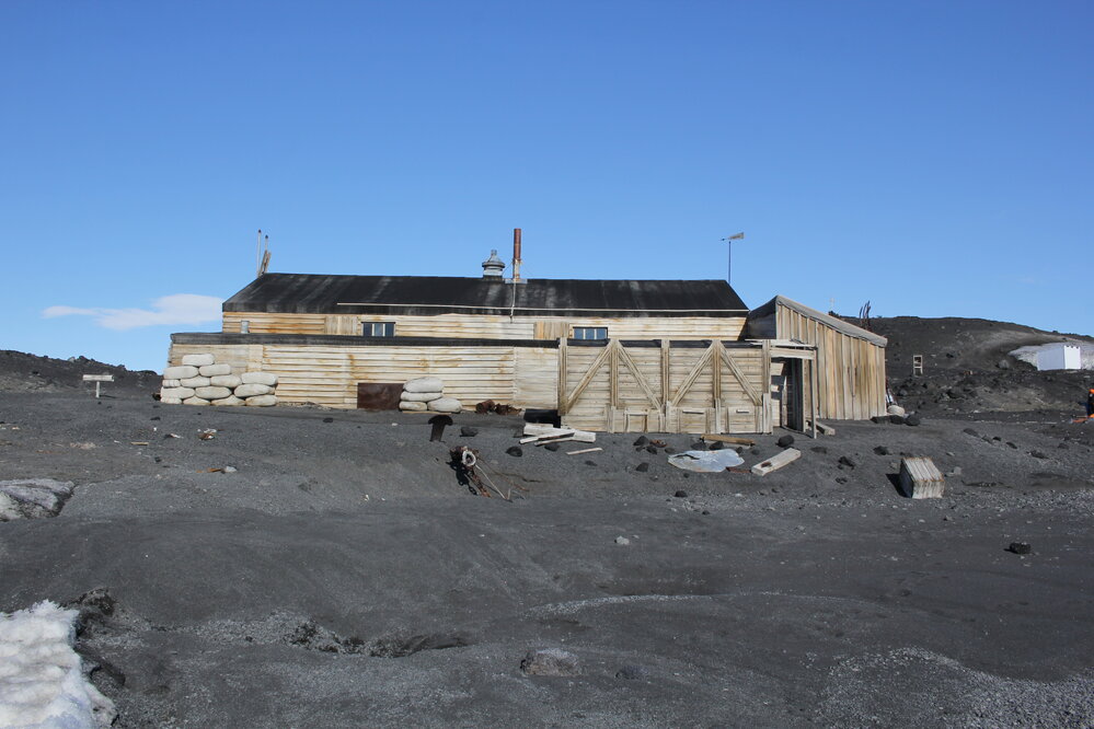 2021-22 Scott's 'Terra Nova' hut inspection, exterior (004)