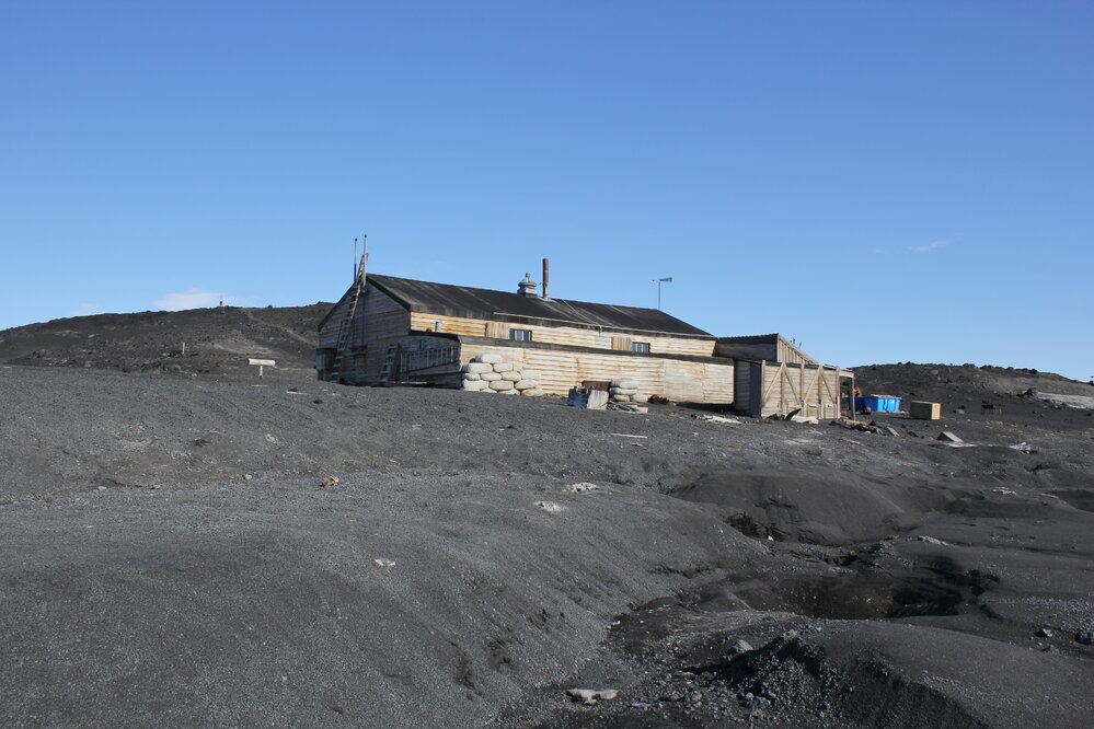 2021-22 Scott's 'Terra Nova' hut inspection, exterior (005)