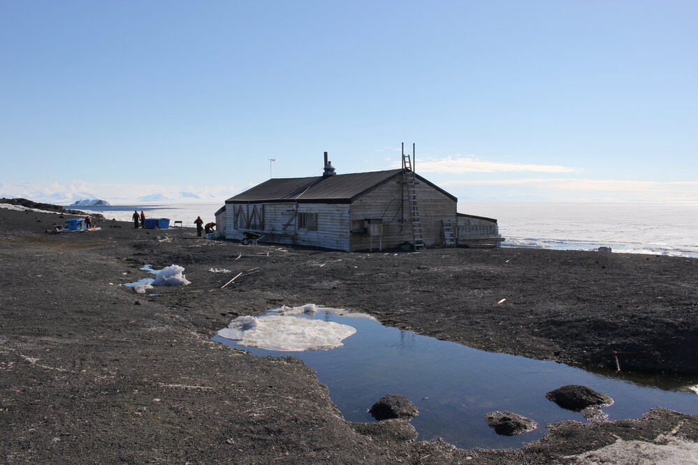 2021-22 Scott's 'Terra Nova' hut inspection, exterior (007)