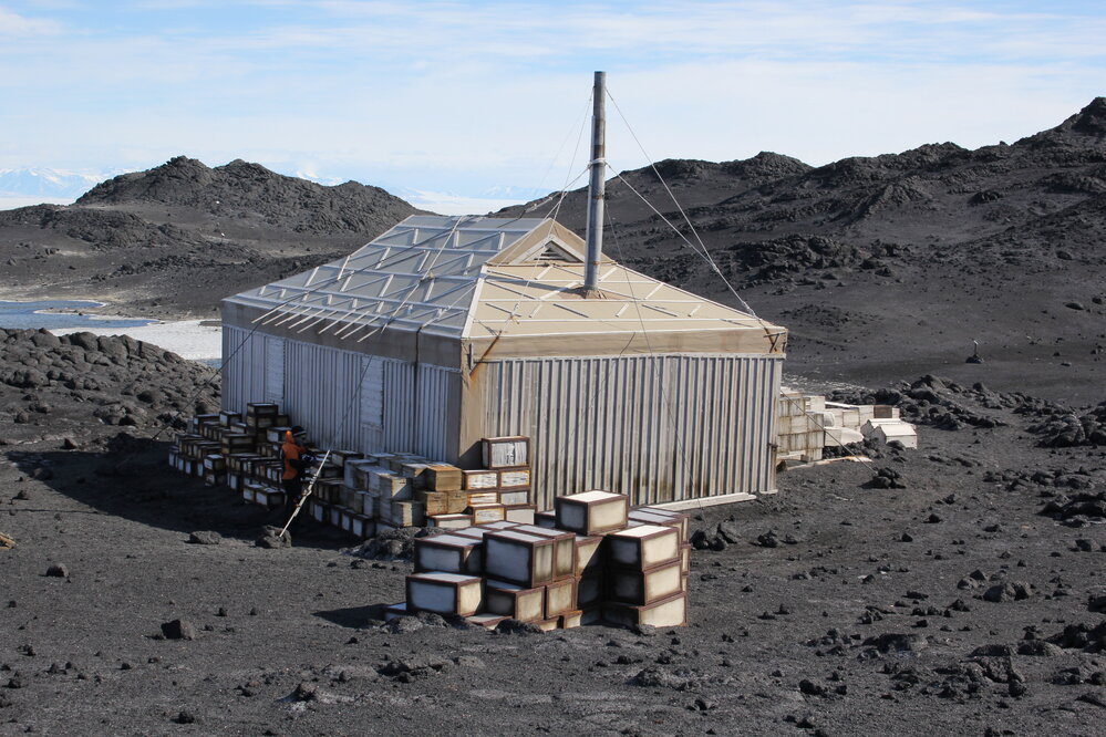 2021-22 Shackleton's 'Nimrod' hut inspection, exterior (004)