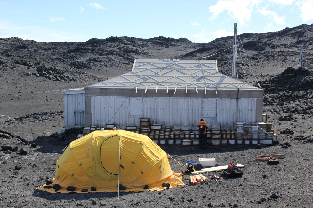 2021-22 Shackleton's 'Nimrod' hut inspection, exterior (005)