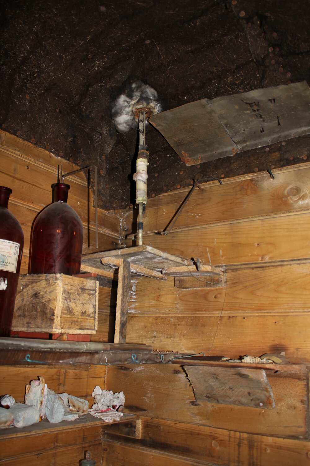 2021-22 Shackleton's 'Nimrod' hut inspection, interior (046)