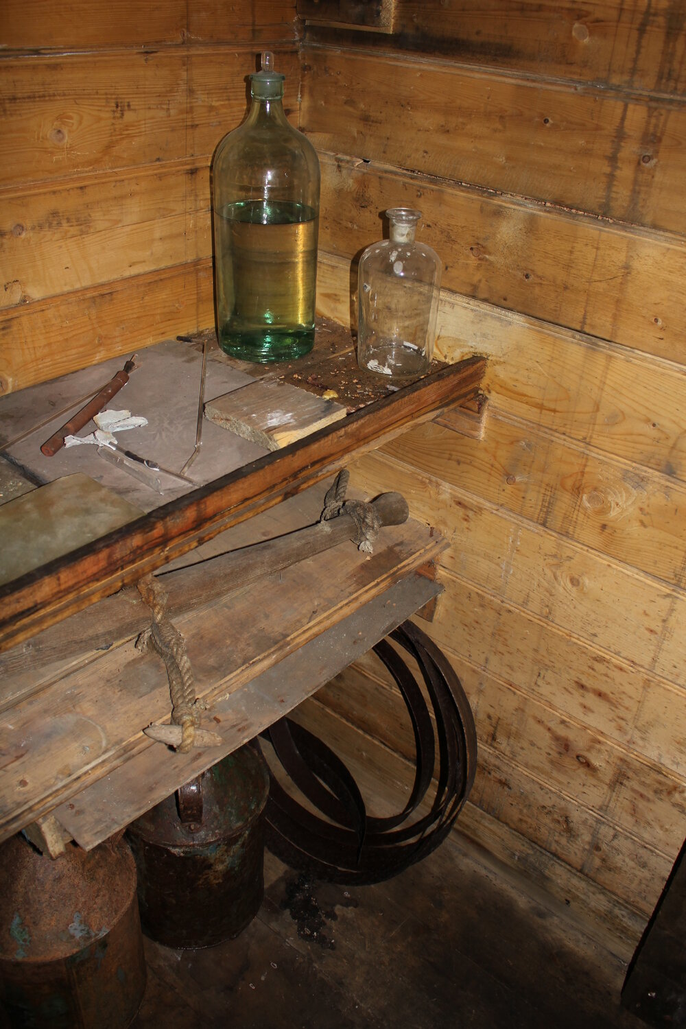 2021-22 Shackleton's 'Nimrod' hut inspection, interior (047)
