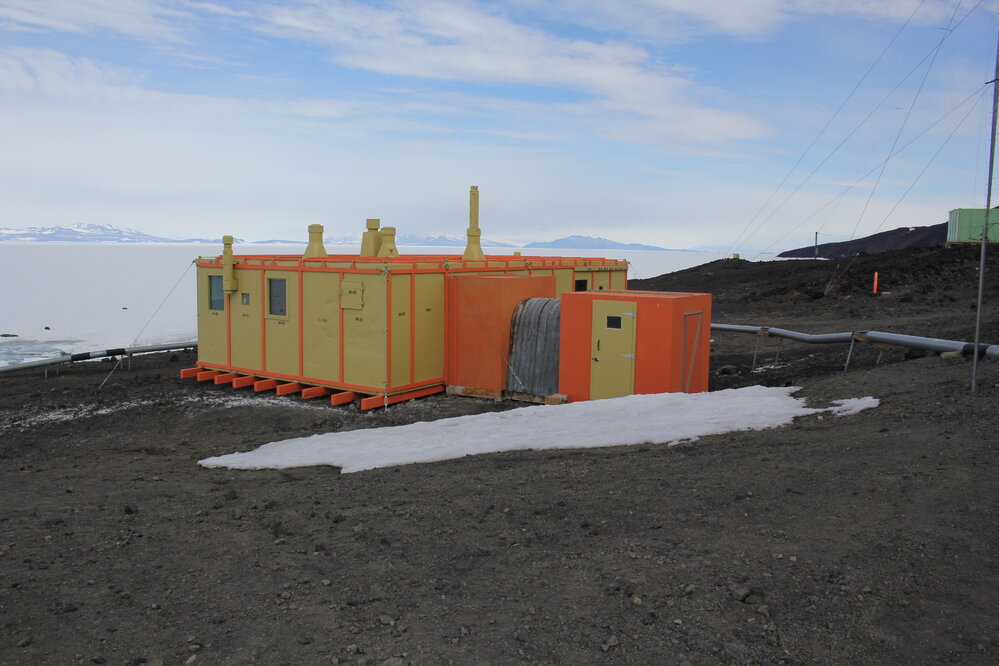 2021-22 Hillary's TAE/IGY hut inspection, exterior (001)