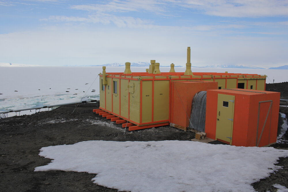 2021-22 Hillary's TAE/IGY hut inspection, exterior (003)