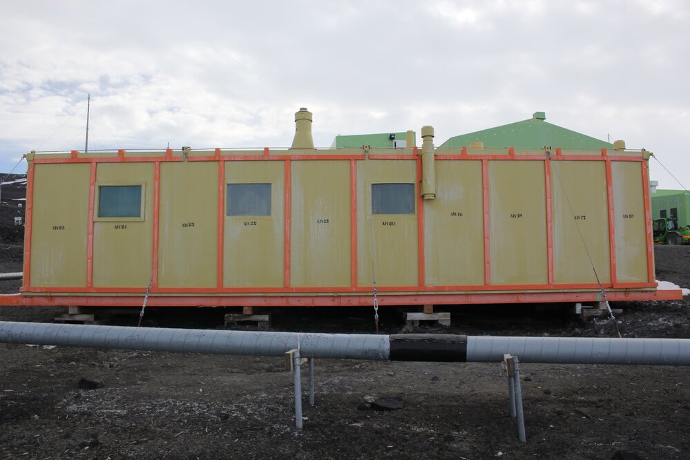 2021-22 Hillary's TAE/IGY hut inspection, exterior (012)