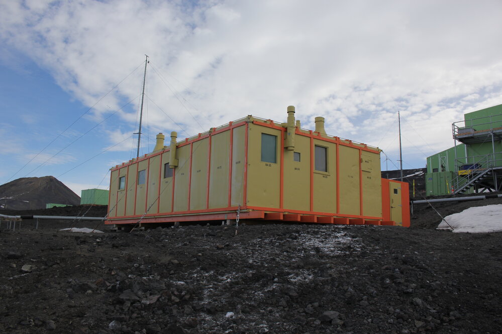 2021-22 Hillary's TAE/IGY hut inspection, exterior (013)