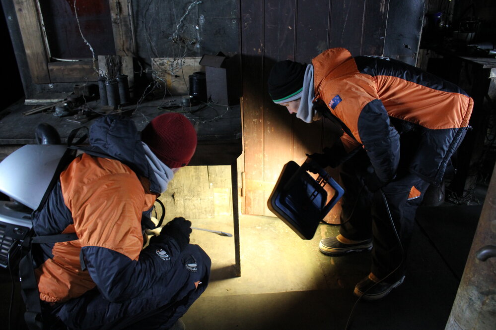 Dust mitigation, Scott's 'Terra Nova' hut (002)