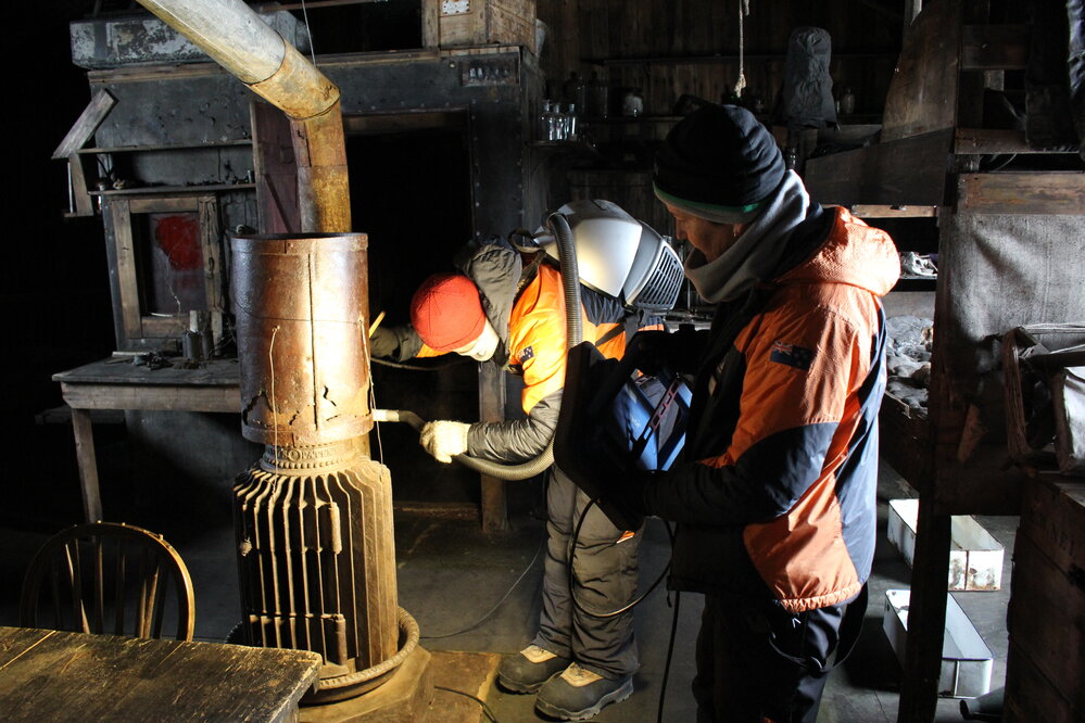 Dust mitigation, Scott's 'Terra Nova' hut (003)