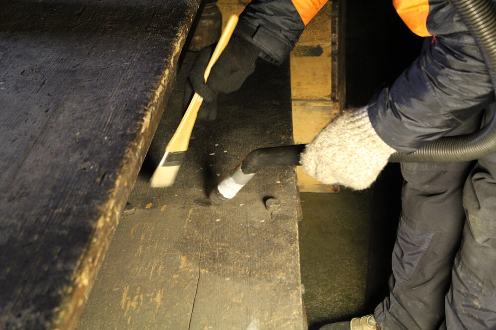 Dust mitigation, Scott's 'Terra Nova' hut (012)