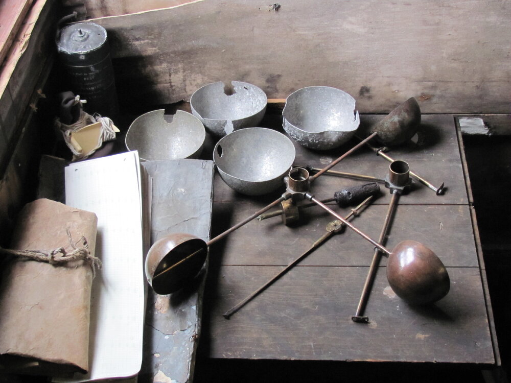 2010-11 Munro anemometer inside Scott's 'Terra Nova' hut (001)