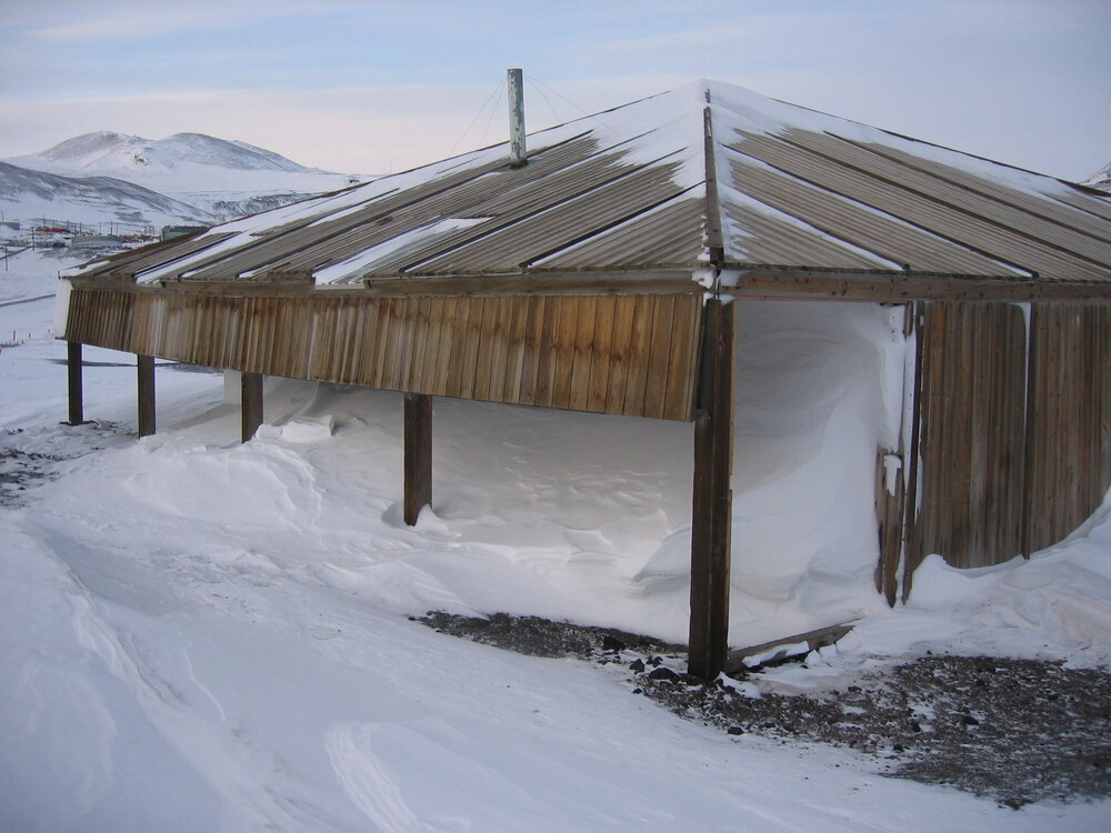 2006 Scott's 'Discovery' hut inspection, exterior, snow build-up, West wall