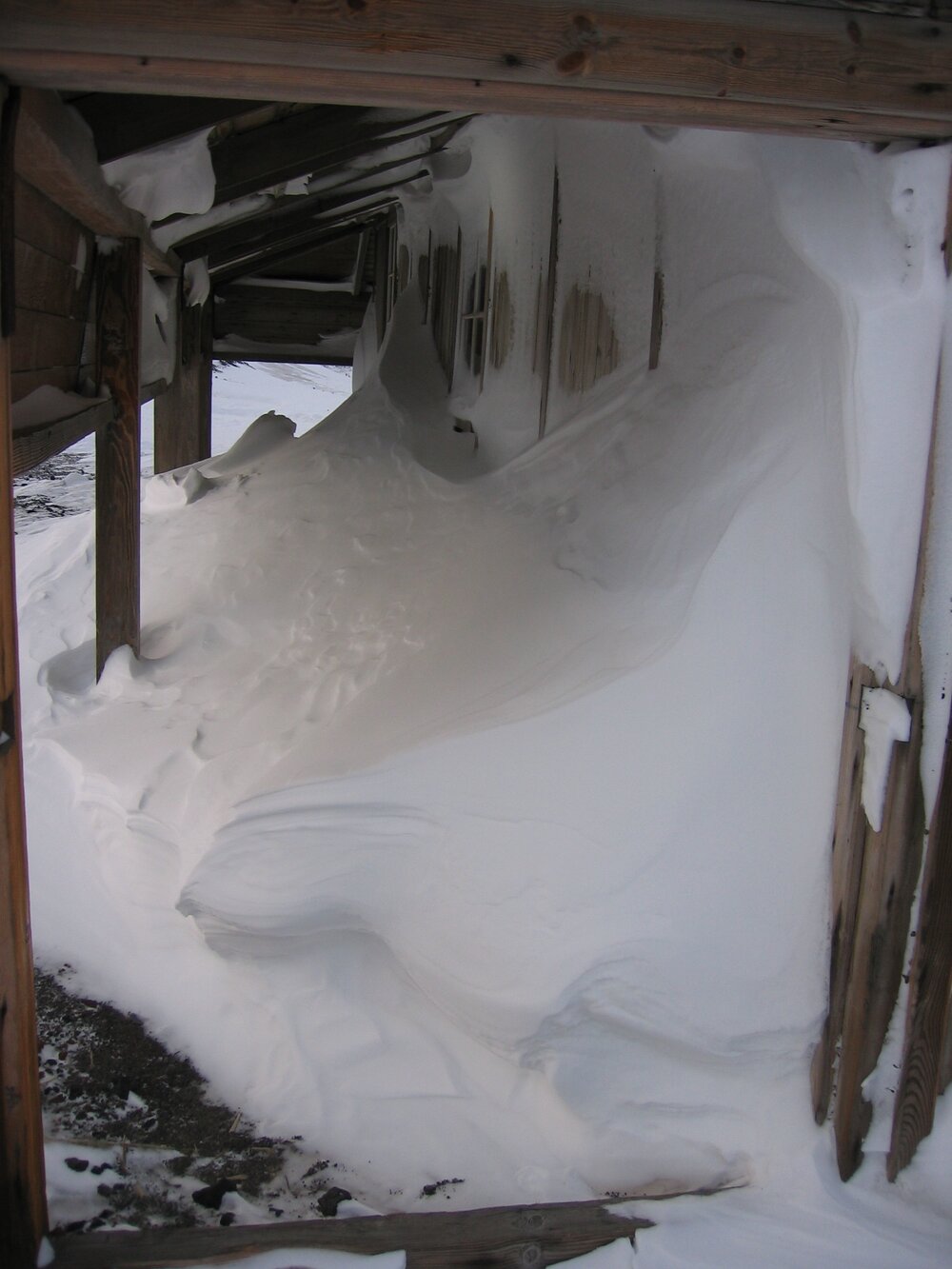 2006 Scott's 'Discovery' hut inspection, exterior, snow build-up, West wall