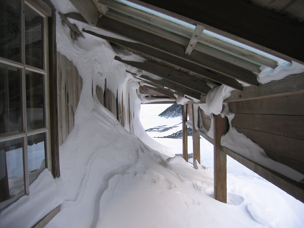 2006 Scott's 'Discovery' hut inspection, exterior, snow build-up, West wall