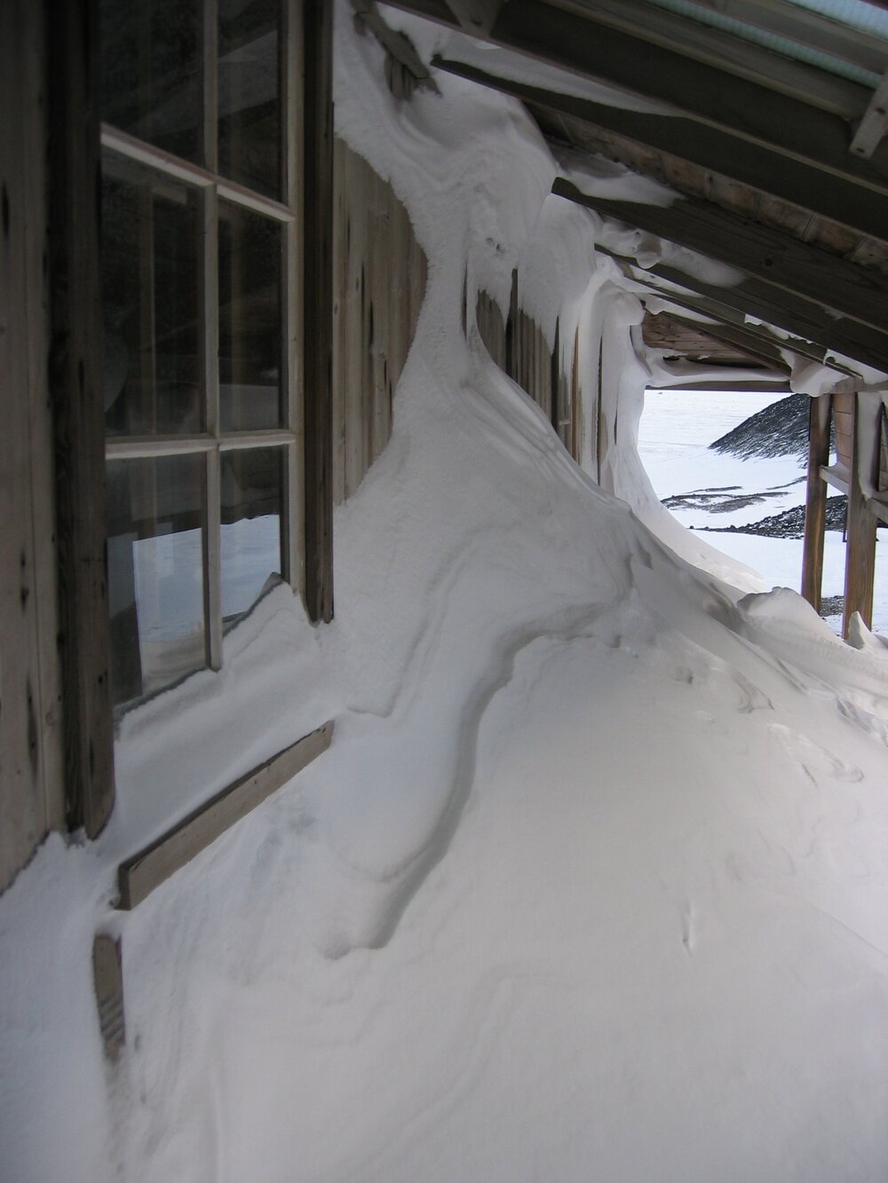 2006 Scott's 'Discovery' hut inspection, exterior, snow build-up, West wall