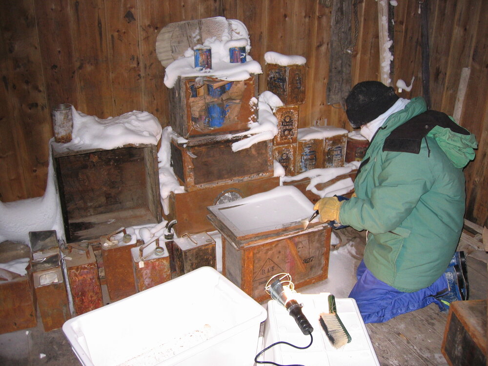 2006 Scott's 'Discovery' hut inspection, interior, snow removal, main space