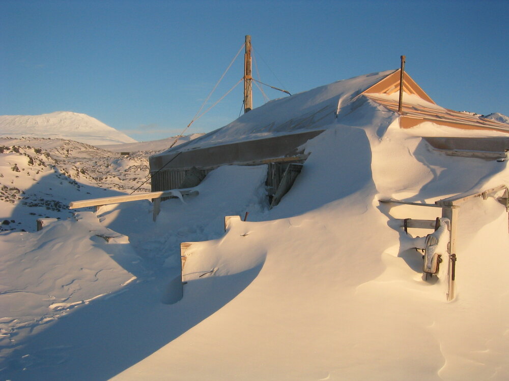 2006 Shackleton's 'Nimrod' hut inspection, exterior, snow build-up, North wall