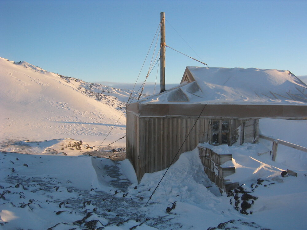 2006 Shackleton's 'Nimrod' hut inspection, exterior, snow build-up, North-East corner
