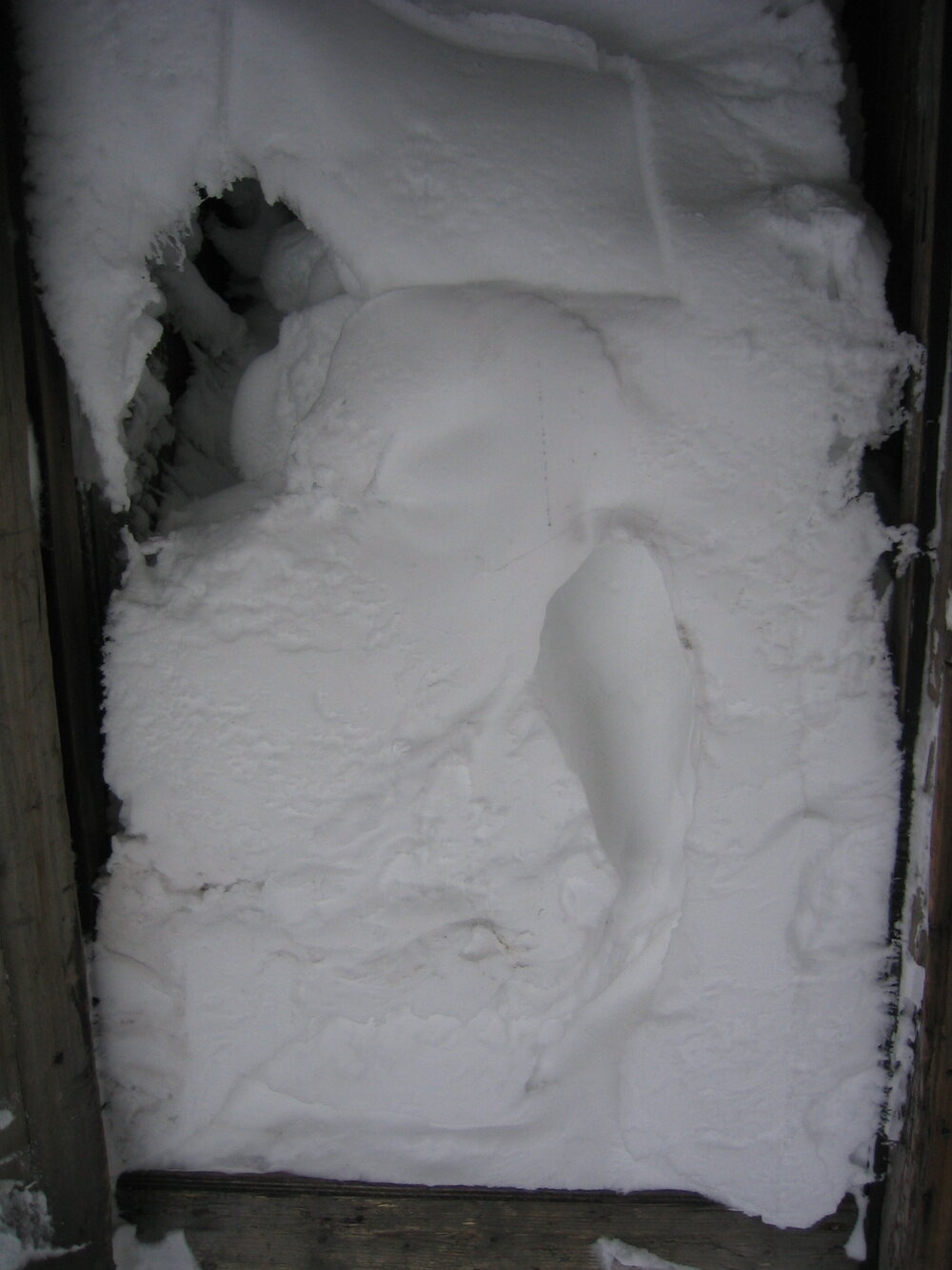2006 Scott's 'Discovery' hut inspection, exterior, snow build-up, main door