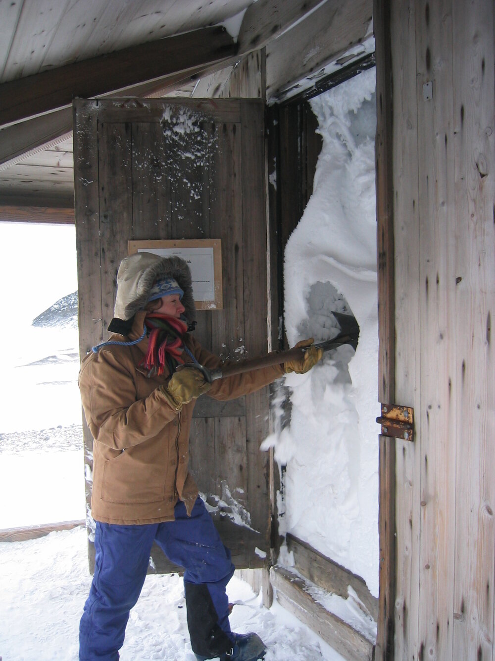 2006 Scott's 'Discovery' hut inspection, exterior, snow build-up, main door