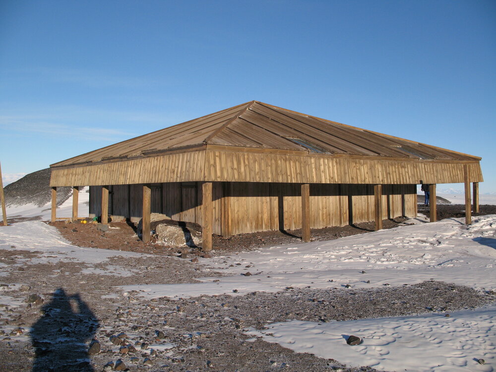 2007 Scott's 'Discovery' hut inspection, exterior, South-East corner