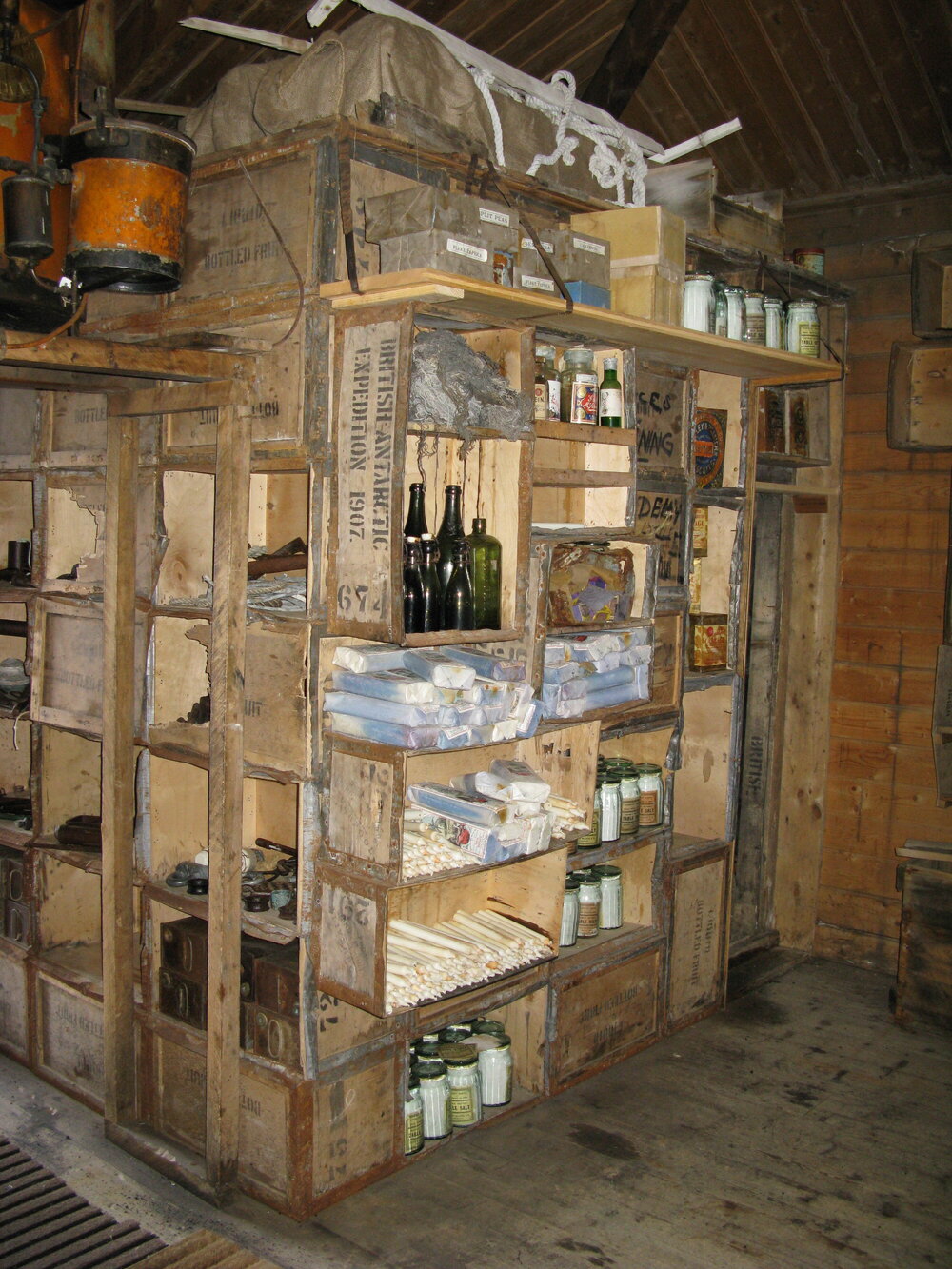 2010 Shackleton's 'Nimrod' hut inspection, interior, main space