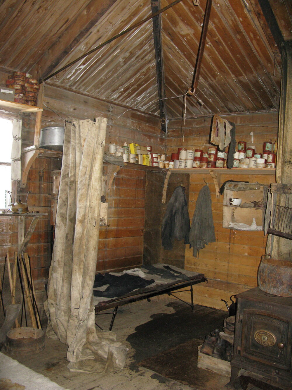 2010 Shackleton's 'Nimrod' hut inspection, interior, main space