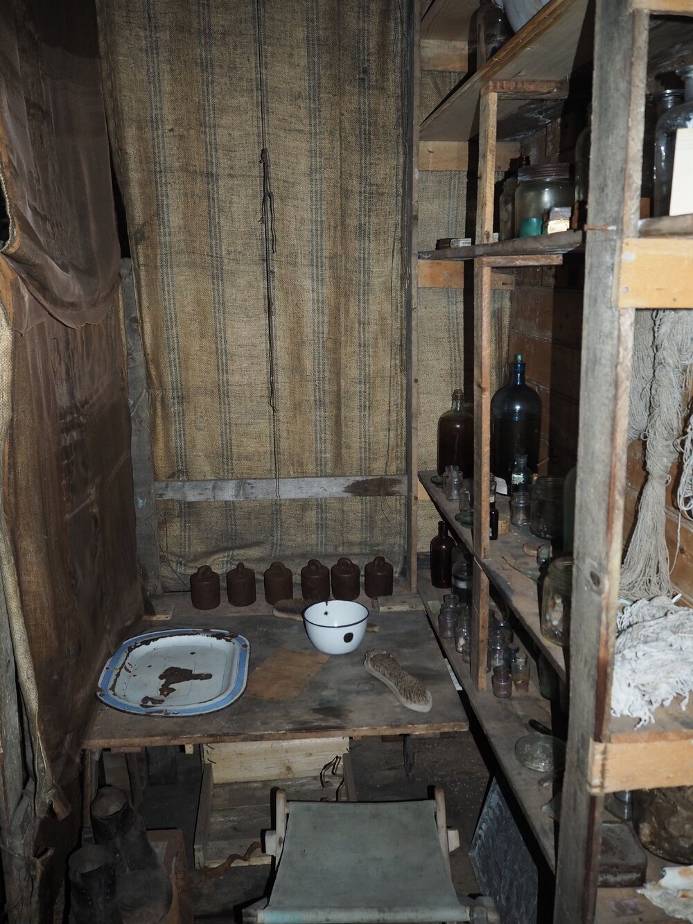 Murray's lab, Shackleton's 'Nimrod' Hut (001)