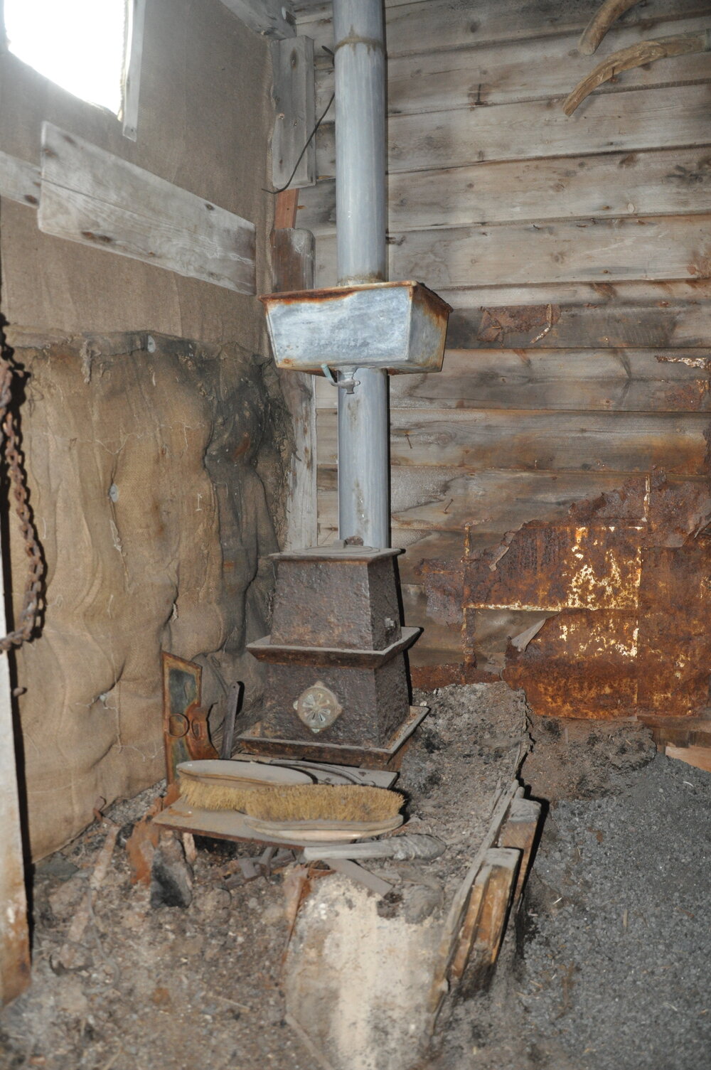 2013-14 Blubber stove in the Stables inside Scott's 'Terra Nova' hut, Cape Evans (001)