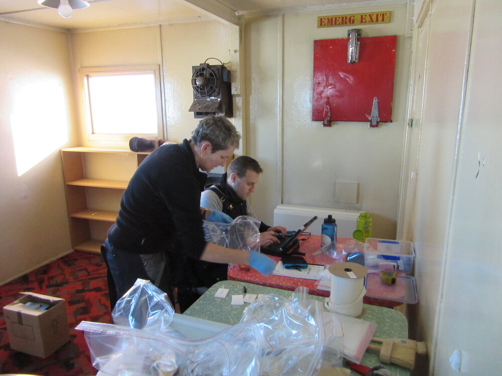 Emptying of Hillary's TAE/IGY Hut (017)