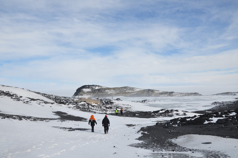 2013-14 AHT team members walk towards Shackleton's 'Nimrod' hut (002)