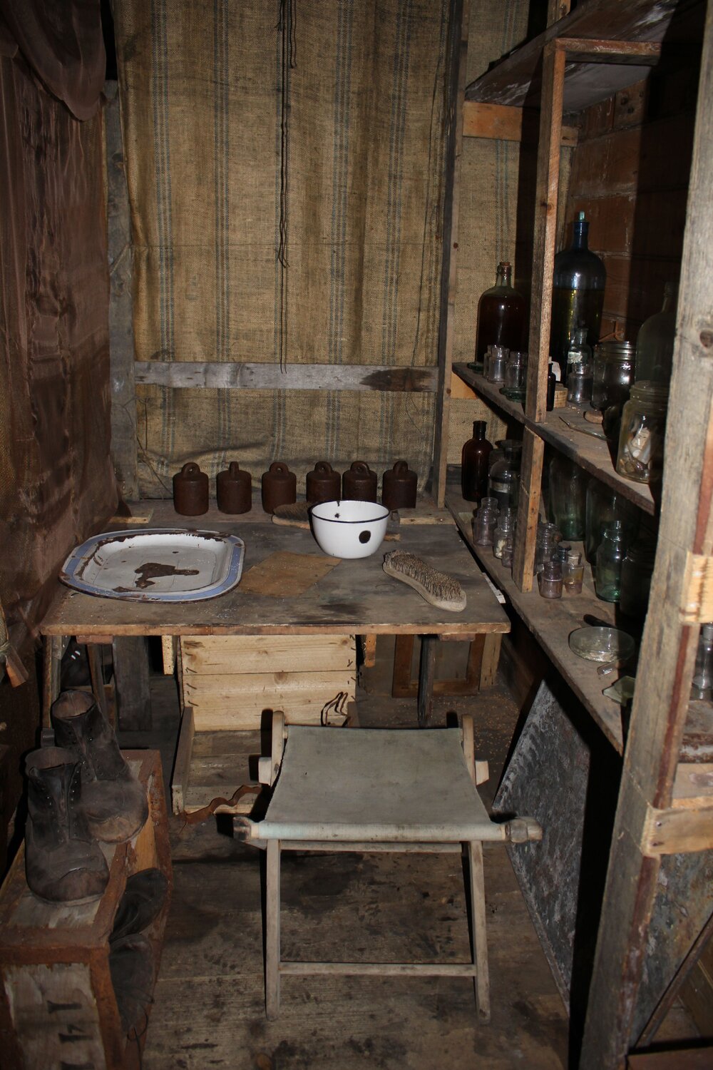 2016-17, Shackleton's 'Nimrod' hut inspection, interior (027)