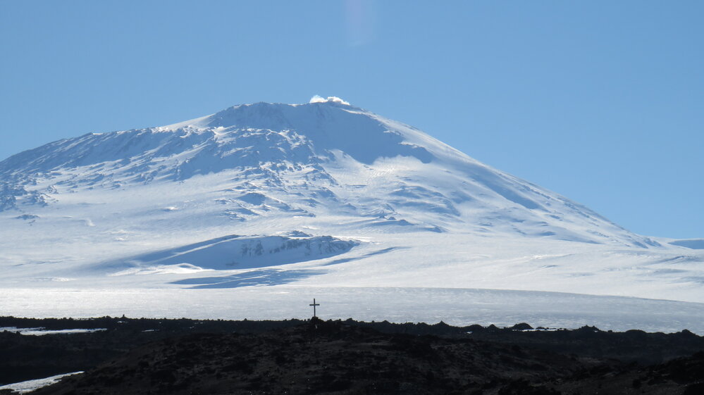 2022 Wind Vane Hill memorial cross, Mount Erebus behind (002)