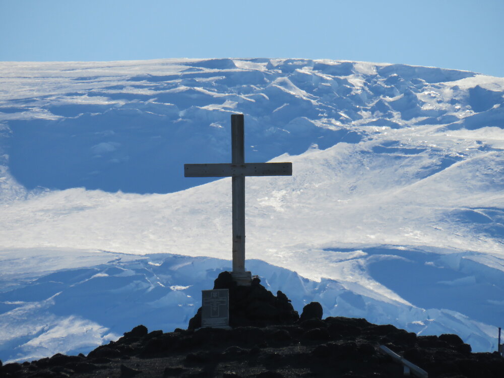 2022 Wind Vane Hill memorial cross, Mount Erebus behind (001)