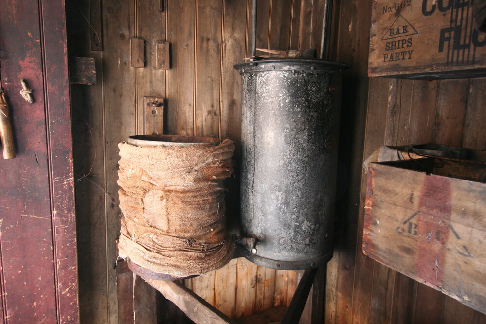 Acetylene plant, Cold Porch of Scott's 'Terra Nova' hut (002)
