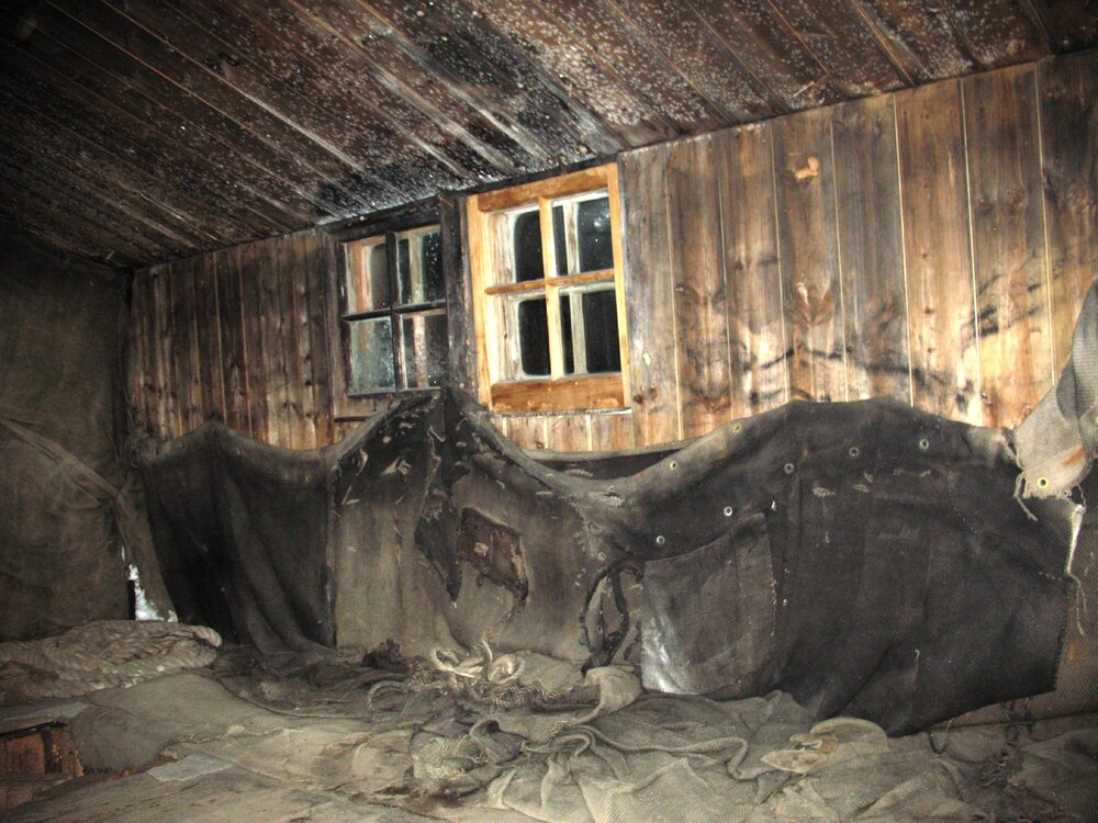 2009 Scott's 'Discovery' hut inspection, interior (011)