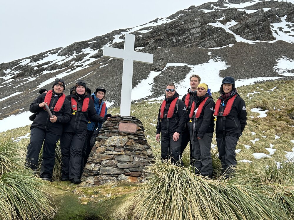 Inspiring Explorers at Hope Point memorial cross (001)