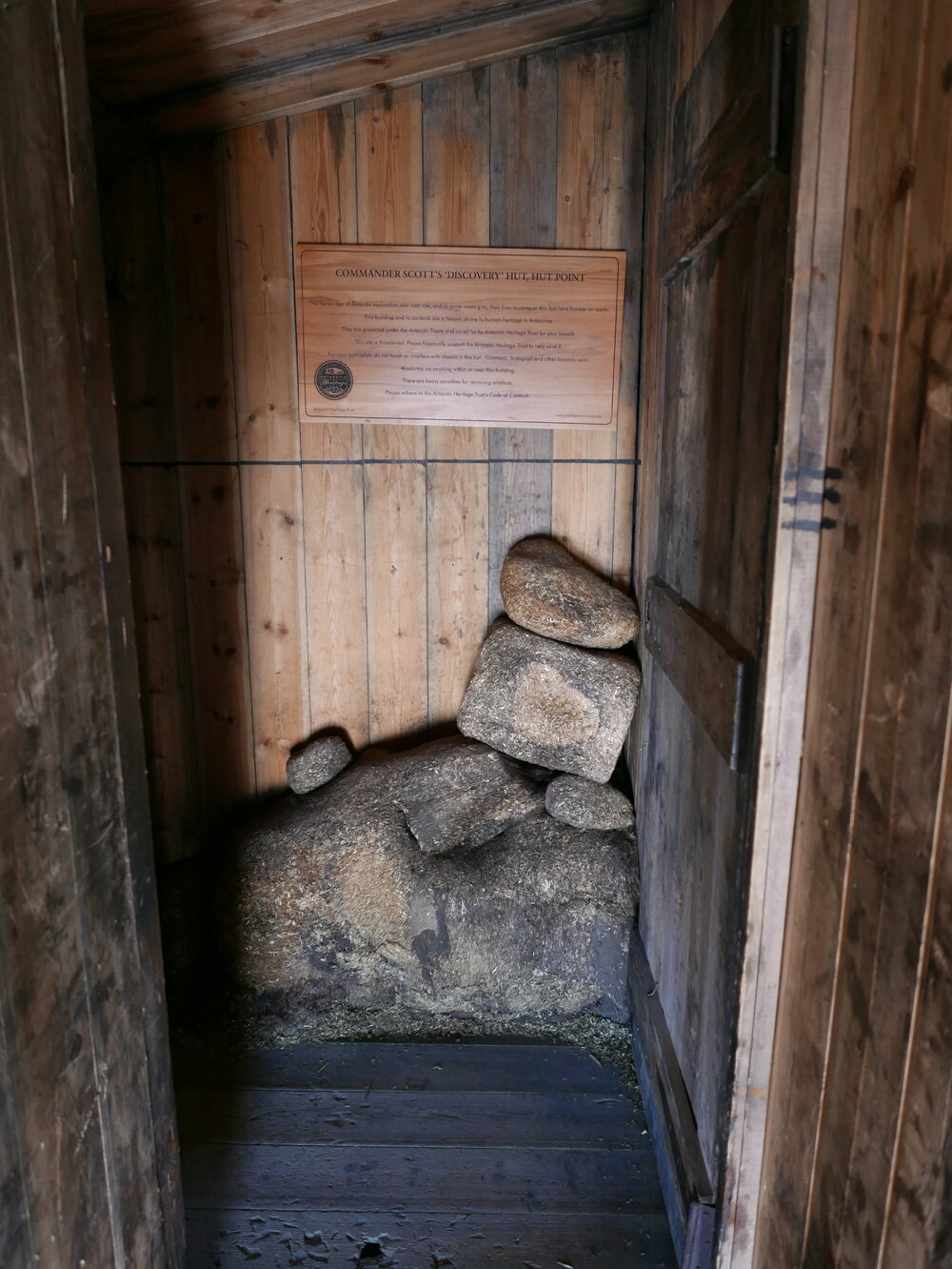 2018-19 Scott's 'Discovery' hut inspection, interior (049)