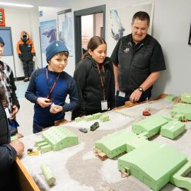 Paul Woodgate shows Young Inspiring Explorers a model of Scott Base (001)