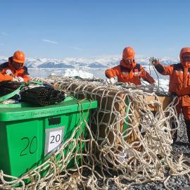 2019-20 Xue Long crew remove netting from the AHT cargo (001)