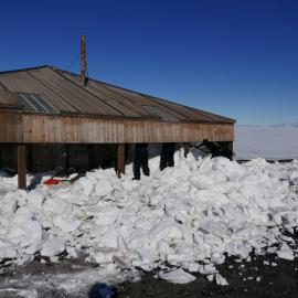 Snow Removal from Scott's 'Discovery' hut (002)