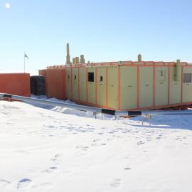 2019-20 Hillary's TAE/IGY hut inspection, exterior (005)