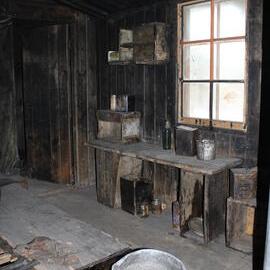 2019-20 Scott's 'Discovery' hut inspection, interior (012)